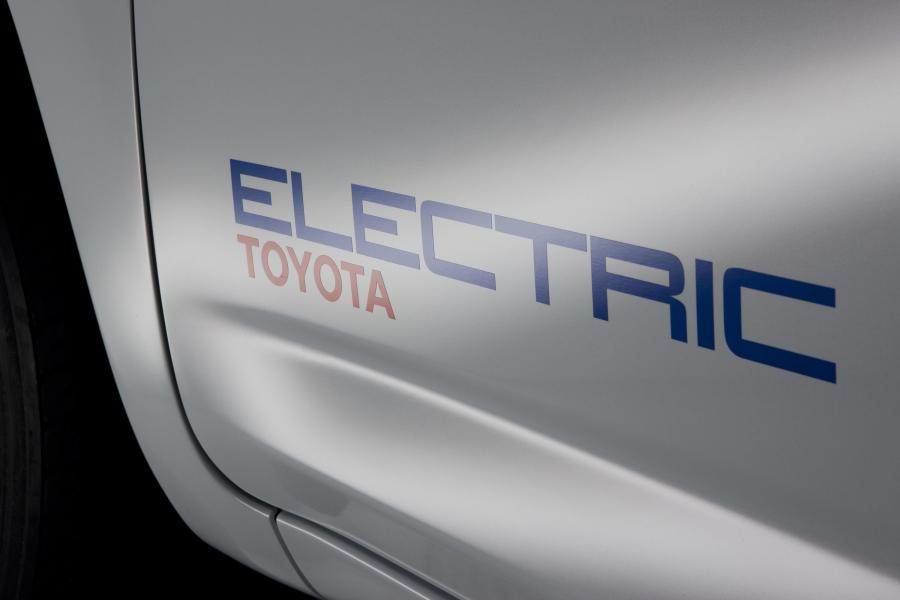  Toyota RAV4 EV Concept 2010 года  (фото 33 из 48)